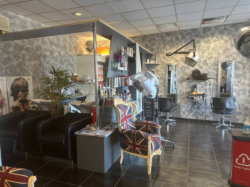 Vente fonds de commerce salon de coiffure 60 m² à Bonne 74380 79 000 €