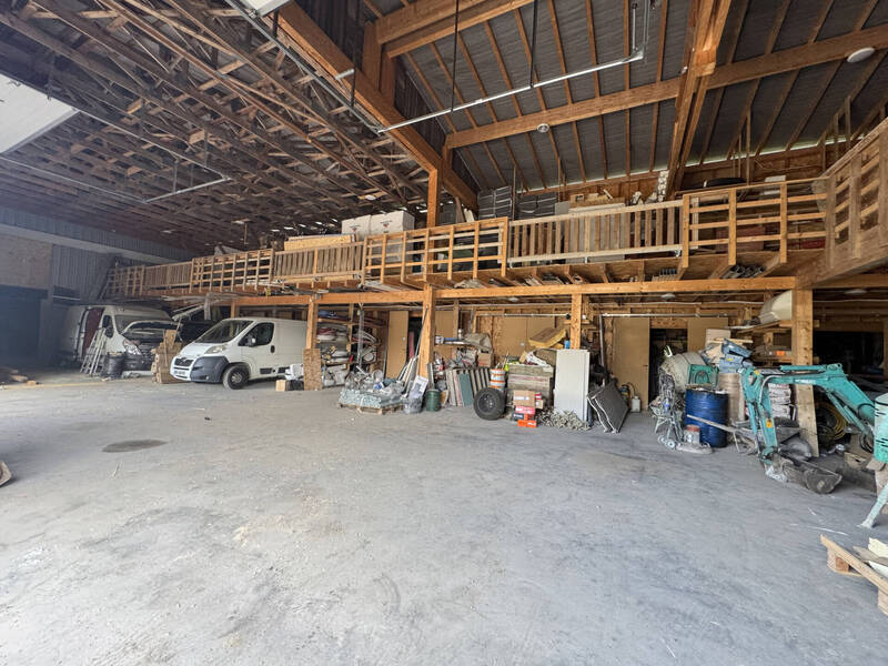 Vente local entrepôt 1350 m² à Pers-Jussy 74930 Plein Centre Ville 1 180 000 €