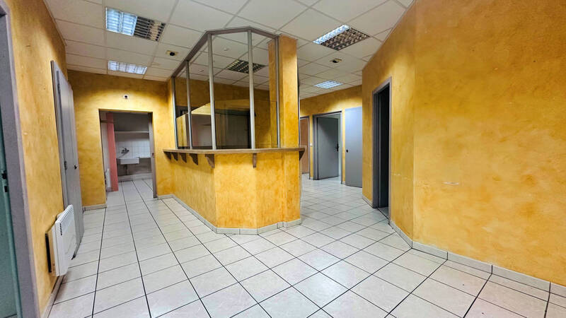 Buy professional space local commercial 143.79 m² in Taninges 74440 189 000 €