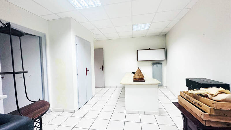 Buy professional space local commercial 143.79 m² in Taninges 74440 189 000 €