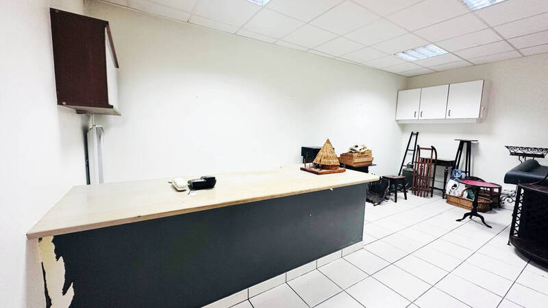 Buy professional space local commercial 143.79 m² in Taninges 74440 189 000 €