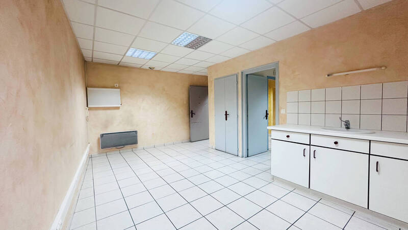 Buy professional space local commercial 143.79 m² in Taninges 74440 189 000 €