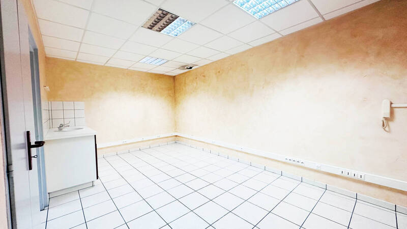 Buy professional space local commercial 143.79 m² in Taninges 74440 189 000 €