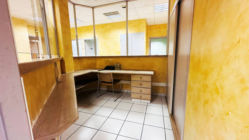 Buy professional space local commercial 143.79 m² in Taninges 74440 189 000 €