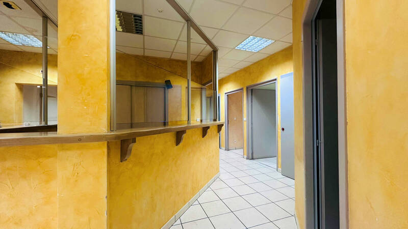 Buy professional space local commercial 143.79 m² in Taninges 74440 189 000 €