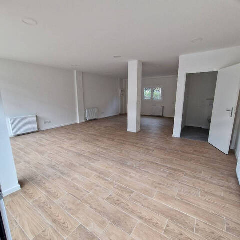 Sale Professional space local commercial 2 rooms 110 m² Cluses 74300