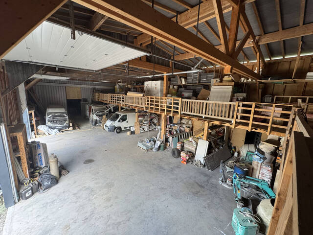 Sale Professional space local d'activité 1350 m² Pers-Jussy 74930 Plein Centre Ville