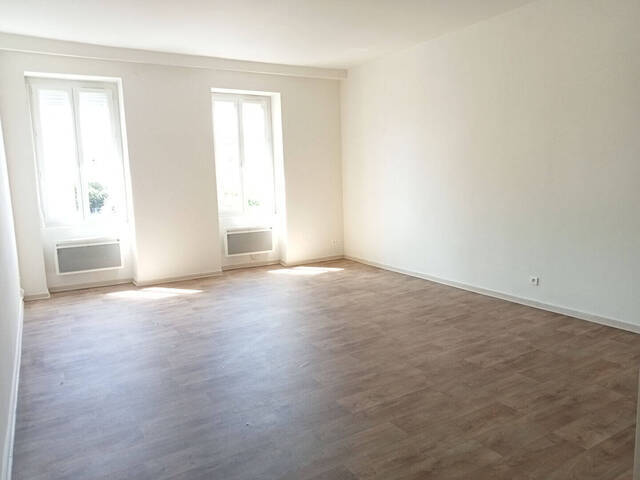 Louer Appartement 4 pièces 105 m² Saint-Laurent-sur-Saône (01750)