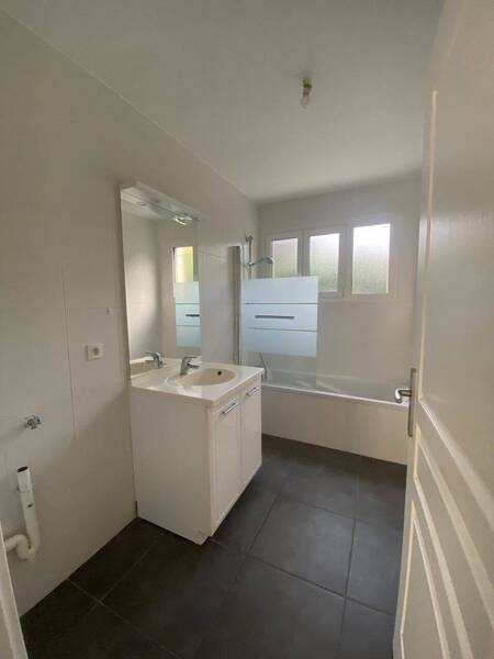 Rent apartment 3 rooms in Divonne-les-Bains 01220 - 2 380 €
