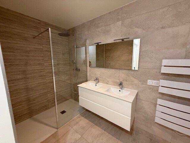 Rent apartment 5 rooms in Divonne-les-Bains 01220 - 3 450 €