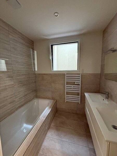 Rent apartment 5 rooms in Divonne-les-Bains 01220 - 3 450 €