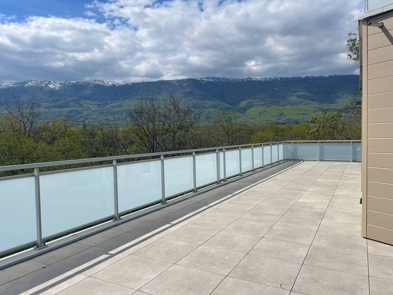 Rent apartment in Saint-Genis-Pouilly 01630 - 2 225 €