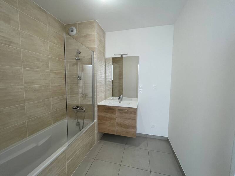 Rent apartment in Saint-Genis-Pouilly 01630 - 2 225 €