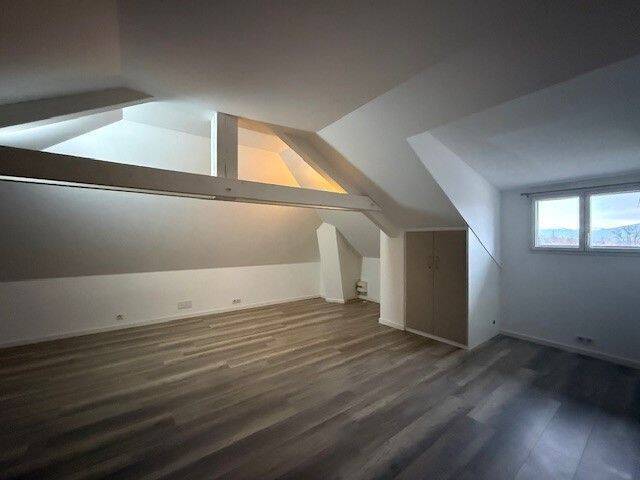 Location maison 5 pièces à Divonne-les-Bains 01220 - 2 690 €