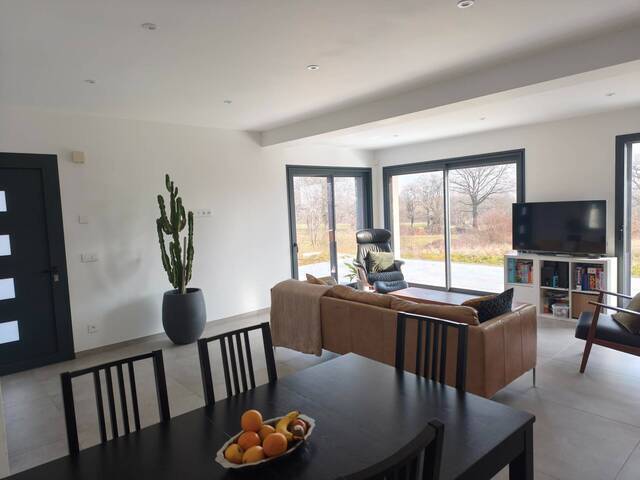 Rent Apartment 4 rooms Échenevex 01170