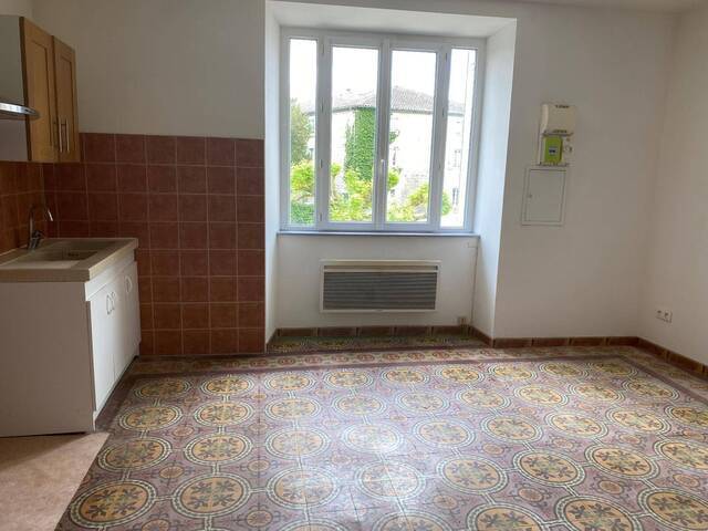 Location appartement ancien 3 pièces 59.9 m² à Berrias-et-Casteljau (07460)