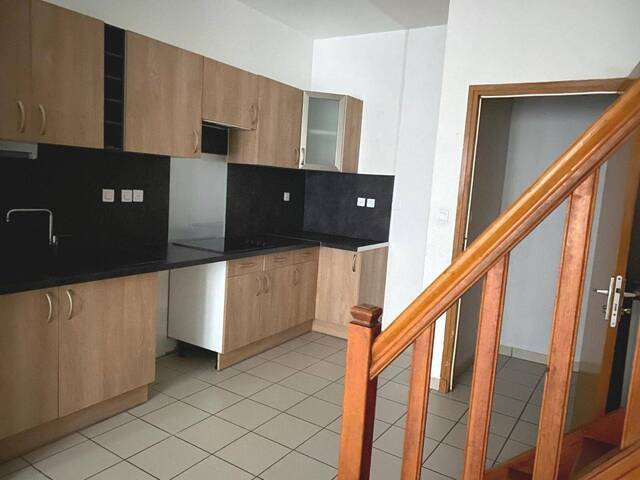Location appartement 4 pièces 82 m² à Villeneuve-de-Berg (07170)