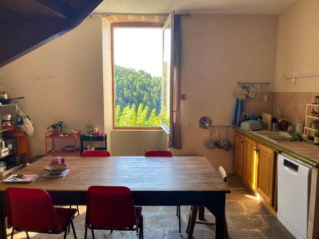 Location appartement rénové 4 pièces 110 m² à Payzac (07230)