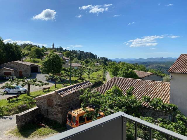 Location appartement rénové 2 pièces 42 m² à Saint-Jean-de-Pourcharesse (07140)