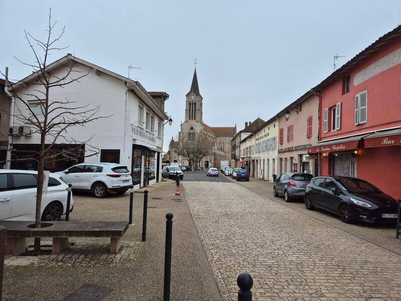 Rent professional premises boutique in La Chapelle-de-Guinchay 71570 804 €