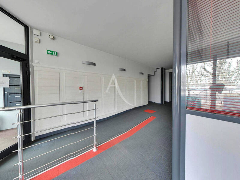 Buy professional premises bureau / local professionnel in Mâcon 71000 Centre-ville 530 000 €