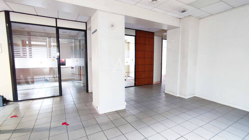 Buy professional premises local commercial in Mâcon 71000 335 000 €