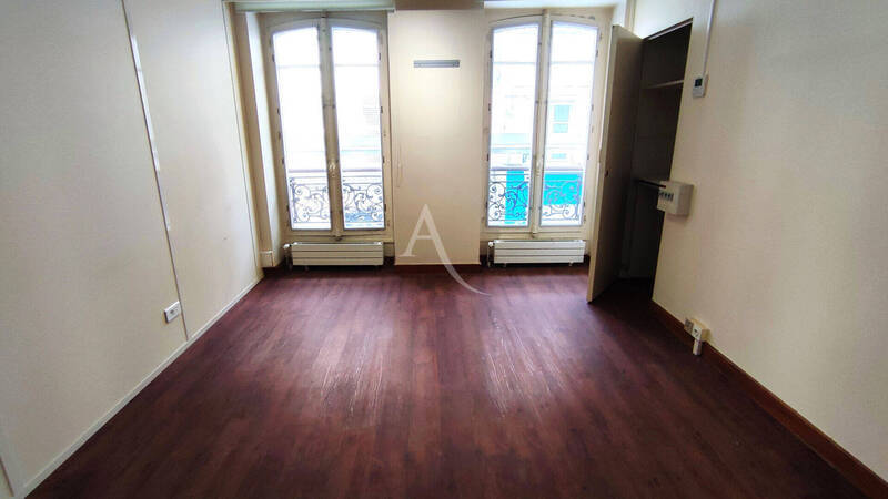 Buy professional premises local commercial in Mâcon 71000 335 000 €