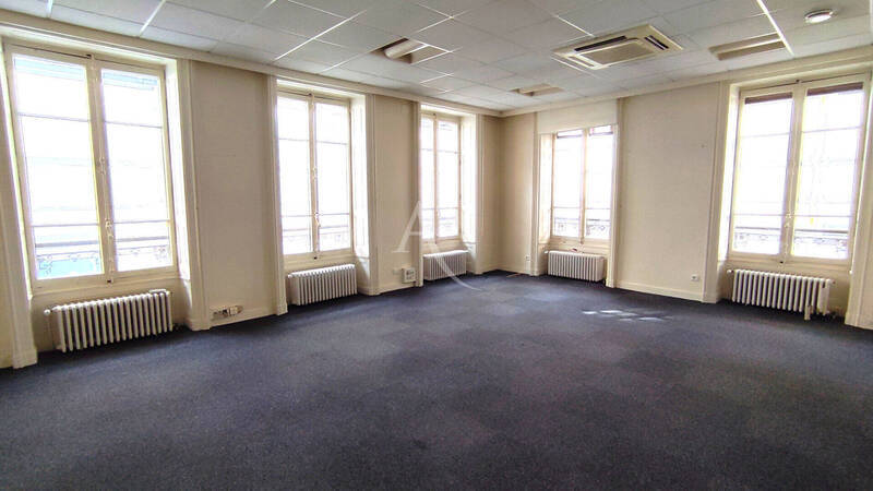 Vente local commercial à Mâcon 71000 121 000 €