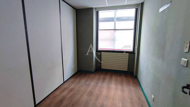 Vente local commercial à Mâcon 71000 121 000 €