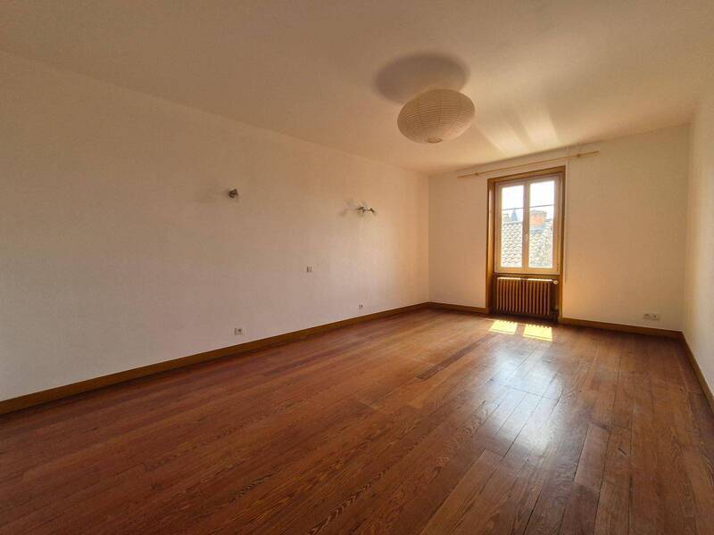 Rent apartment appartement 4 rooms 165 m² in Pont-de-Vaux 01190 4 - 740 €