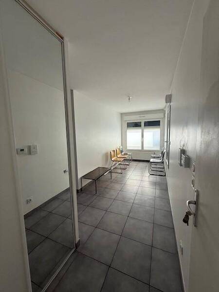 Rent professional premises locaux professionnels 2 rooms in Neuville-sur-Saône 69250 562 €
