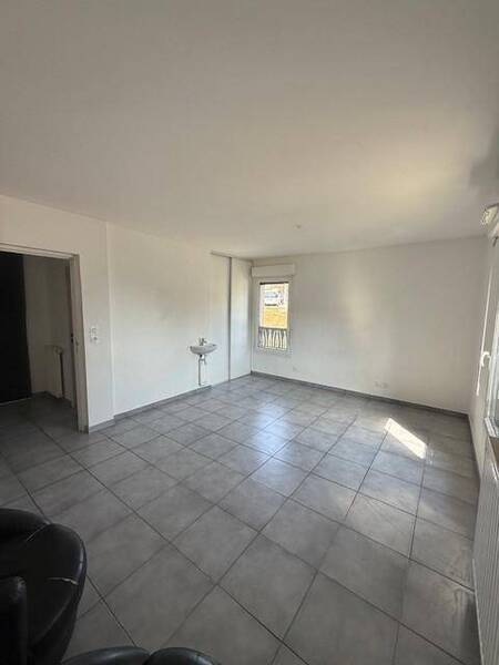 Rent professional premises locaux professionnels 2 rooms in Neuville-sur-Saône 69250 562 €