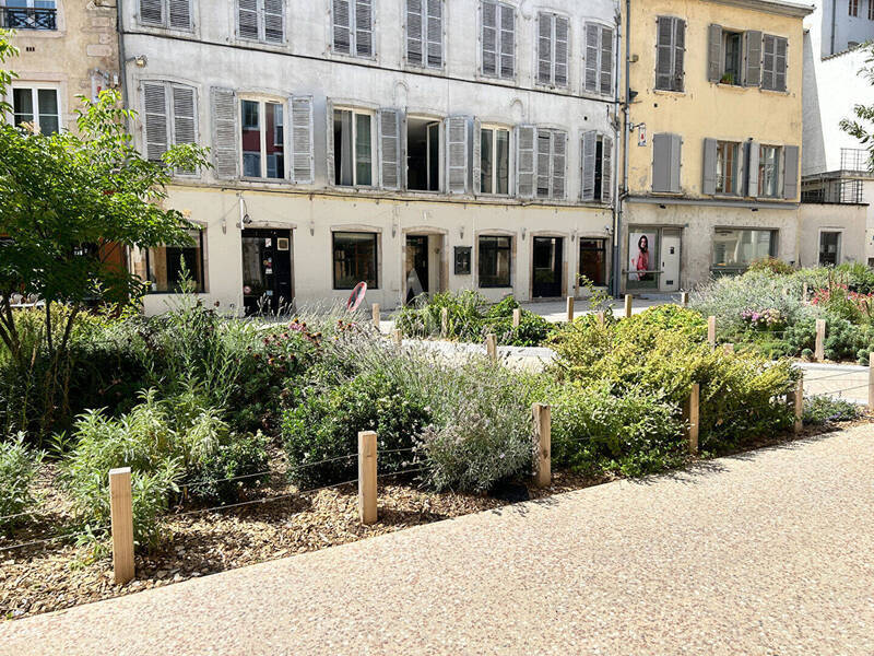 Buy professional premises local commercial in Mâcon 71000 480 000 €