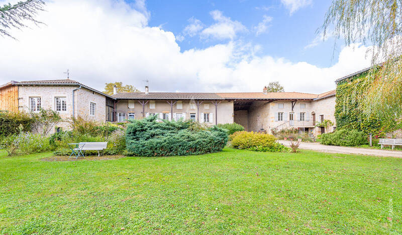 Buy house demeure de prestige 11 rooms 260 m² in Mâcon 71000