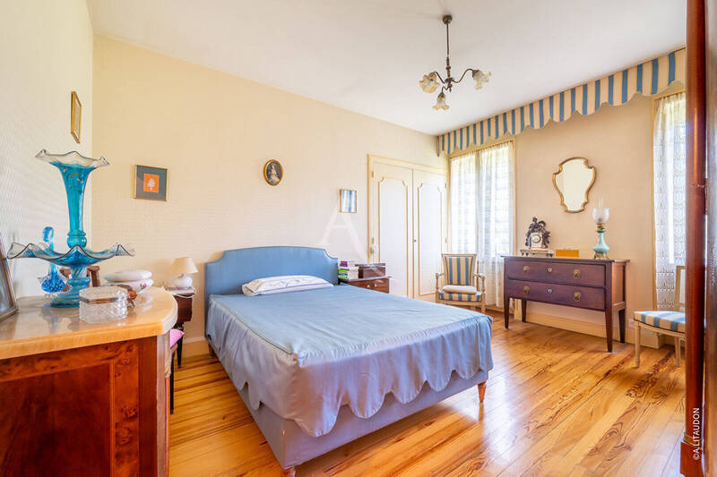 Buy house demeure de prestige 11 rooms 260 m² in Mâcon 71000