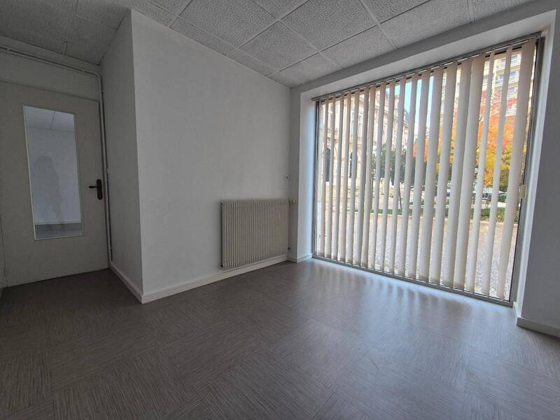 Rent professional premises boutique in Mâcon 71000 1 000 €