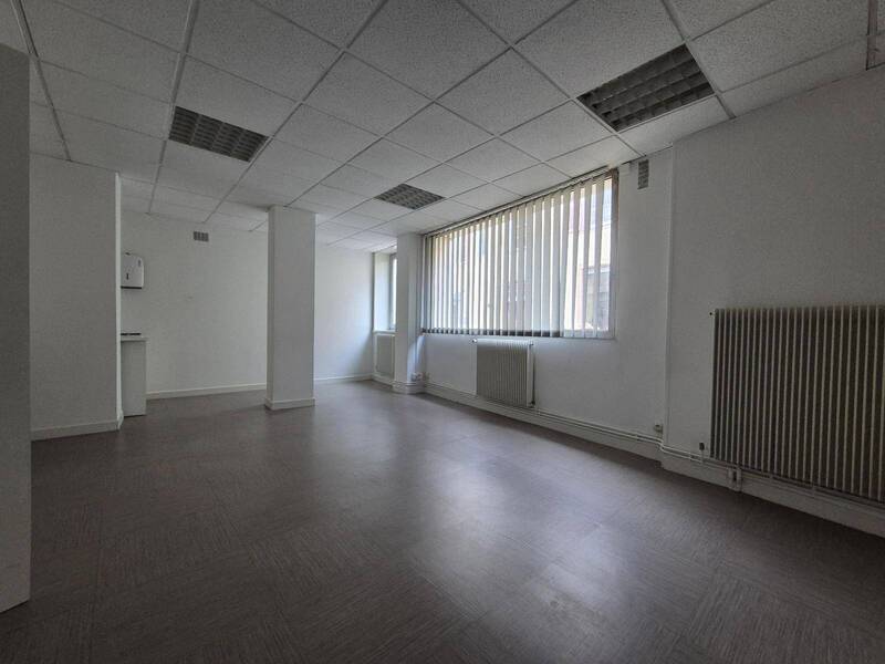 Rent professional premises boutique in Mâcon 71000 1 000 €