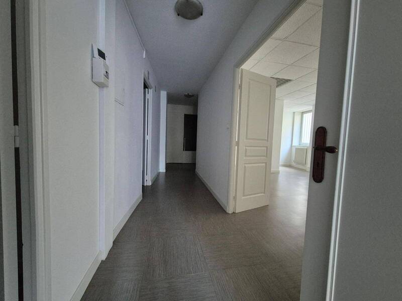 Rent professional premises boutique in Mâcon 71000 1 000 €