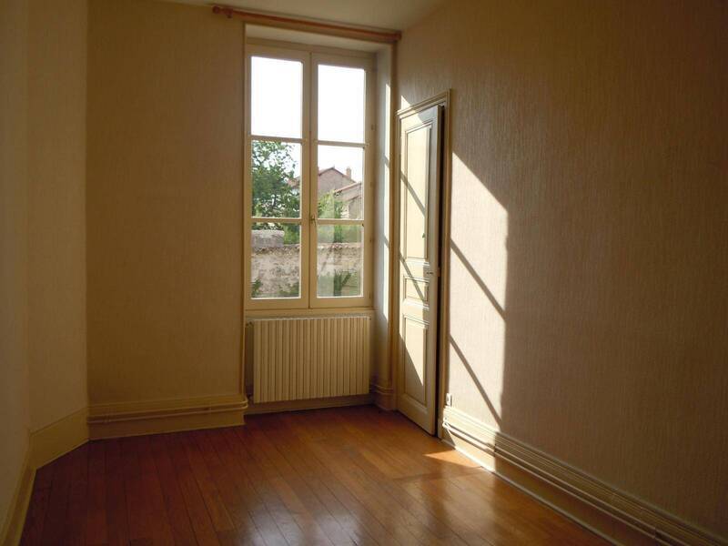 Rent apartment appartement rénové 3 rooms 83.66 m² in Cluny 71250 4 - 720 €