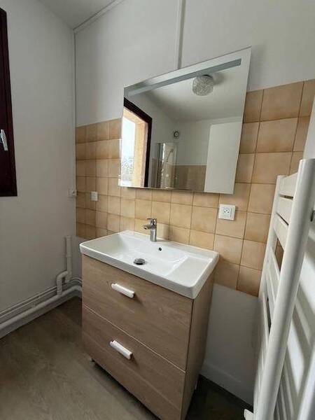 Rent apartment appartement rénové 4 rooms 82.07 m² in Pont-de-Veyle 01290 4 - 915 €