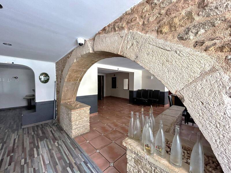 Rent professional premises boutique in Mâcon 71000 2 535 €