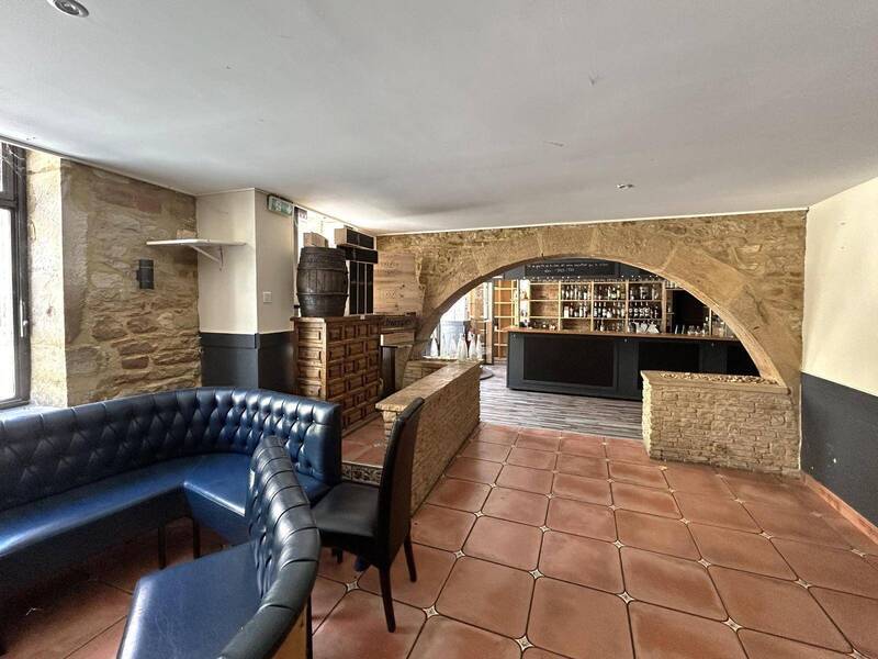 Rent professional premises boutique in Mâcon 71000 2 535 €