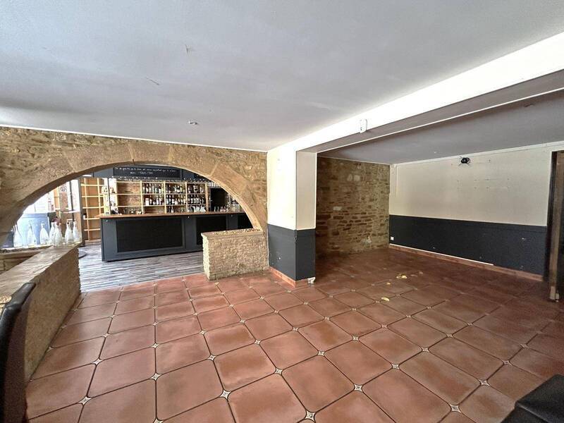 Rent professional premises boutique in Mâcon 71000 2 535 €