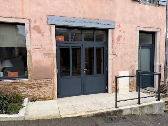 Rent professional premises boutique in Solutré-Pouilly 71960 550 €