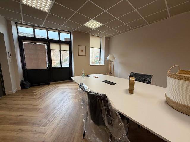 Rent professional premises boutique in Solutré-Pouilly 71960 550 €