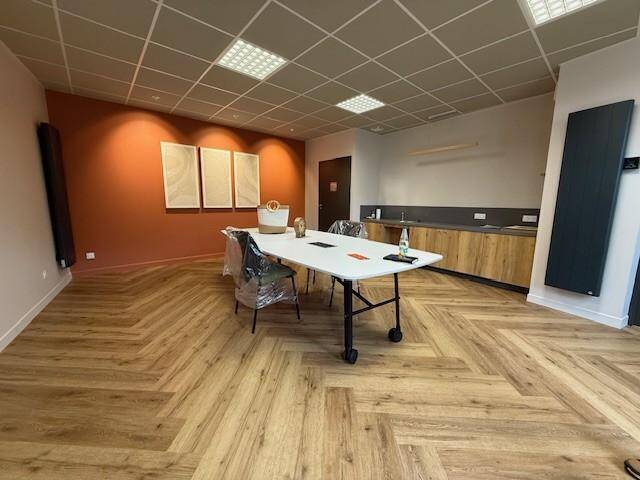 Rent professional premises boutique in Solutré-Pouilly 71960 550 €