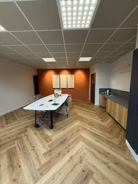 Rent professional premises boutique in Solutré-Pouilly 71960 550 €