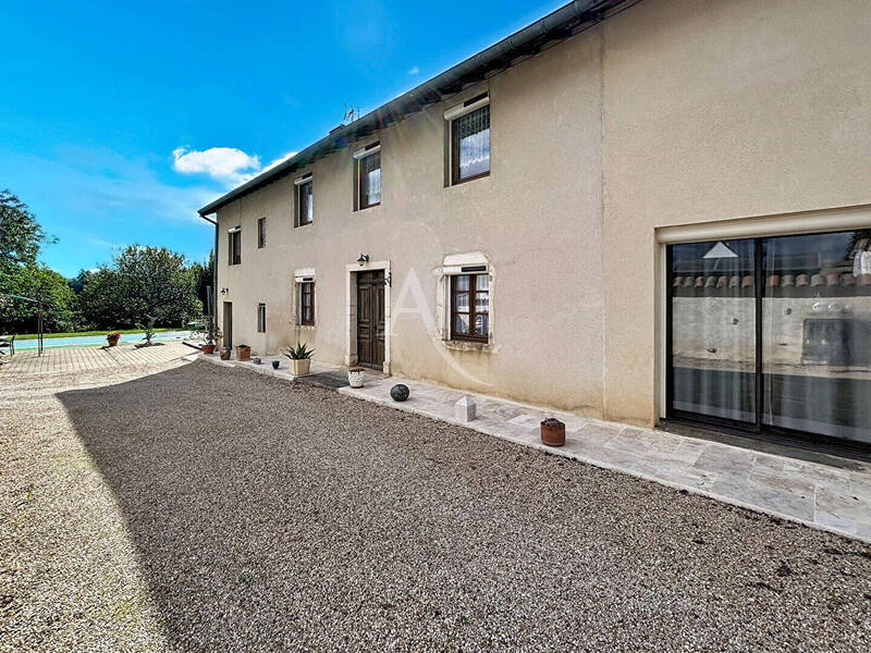 Buy house maison 6 rooms 170 m² in Viré 71260