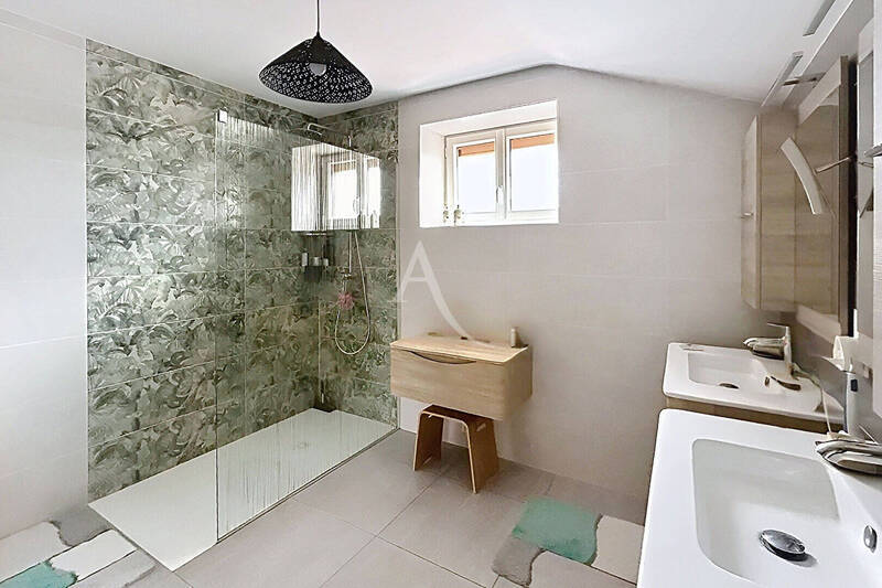 Buy house maison 6 rooms 170 m² in Viré 71260