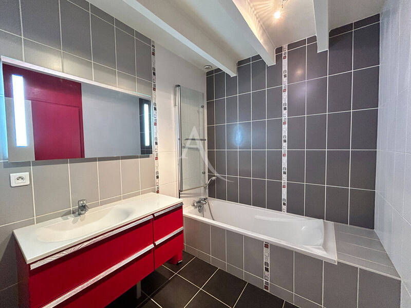 Buy house maison 7 rooms 155 m² in La Roche-Vineuse 71960